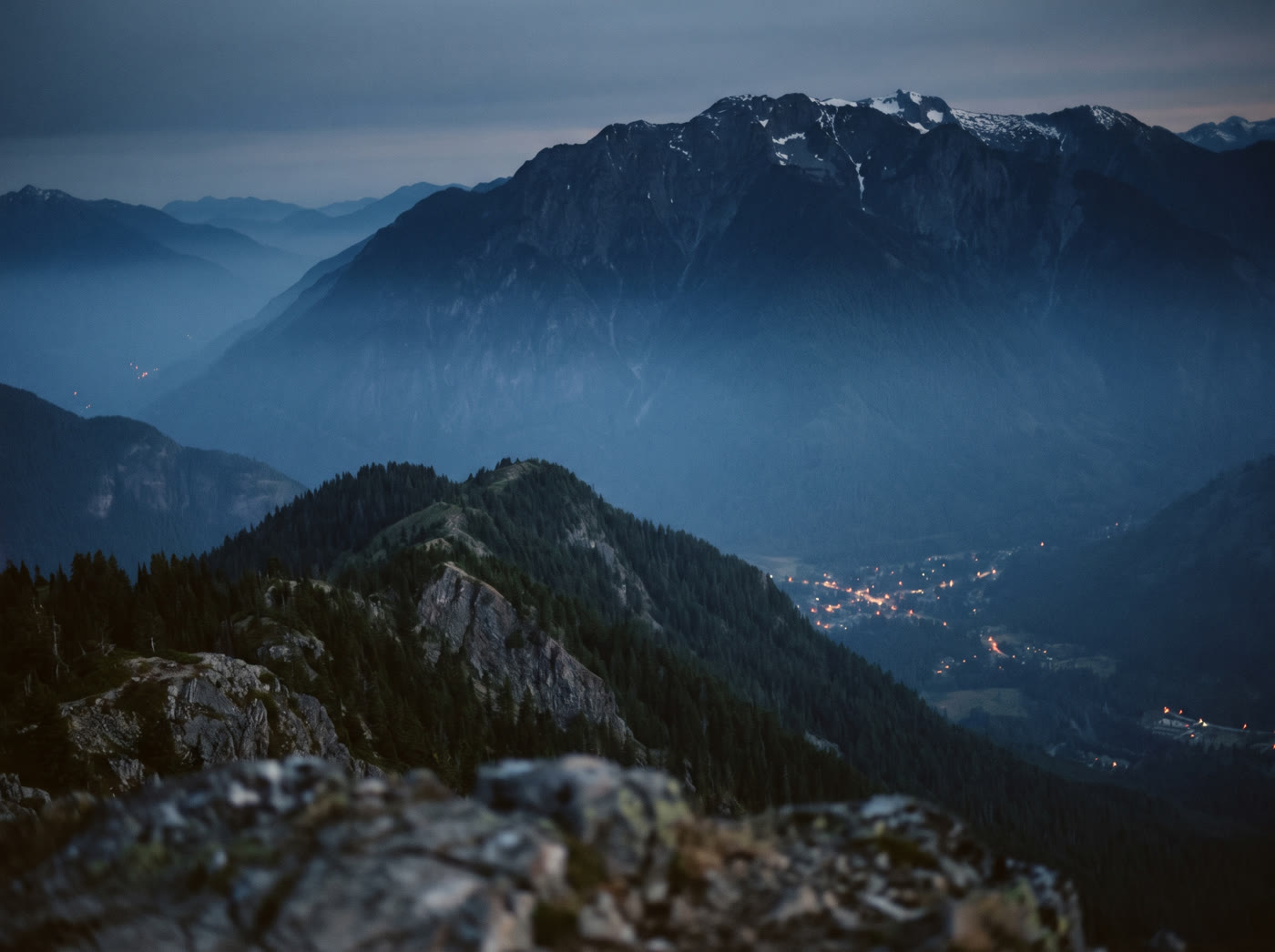 Blick über das Tal bei Garmisch-Partenkirchen mit Alpenpanorama im Abendlicht